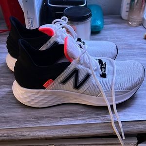 New balance tennis shoes white only worn a few times just cleaned no scratches